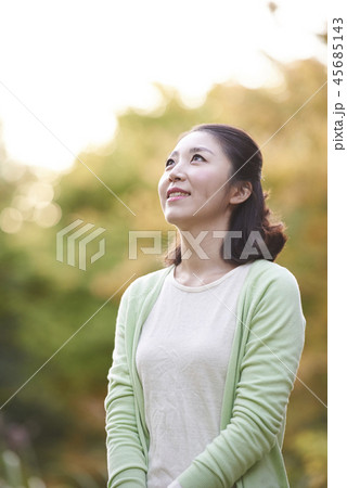 屋外 室外 女性 45685143