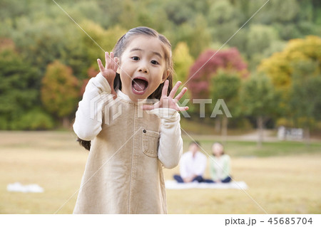 秋 公園 少女 45685704