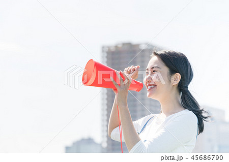 応援する女性 応援する女性 45686790