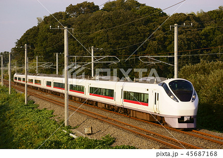 夕陽を浴び常磐線を走るE657系 45687168