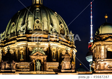 view of the Berlin Cathedral  at night 45687287