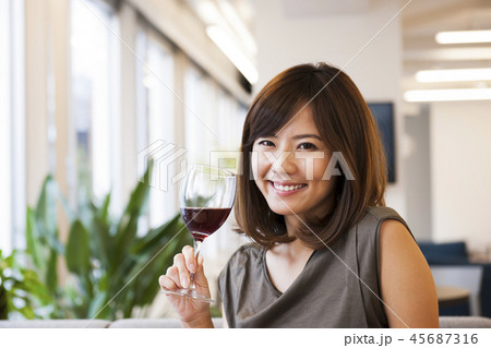 若い女性　ワイン　女性　アルコール　赤ワイン　お酒　リラックス　ヘルスケア　酒　 45687316