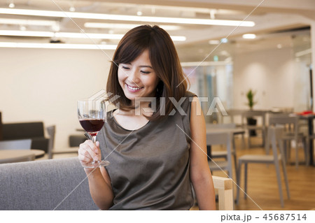 若い女性　ワイン　女性　アルコール　赤ワイン　お酒　リラックス　ヘルスケア　酒　 45687514