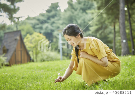 若い女性 韓国人 公園 45688511