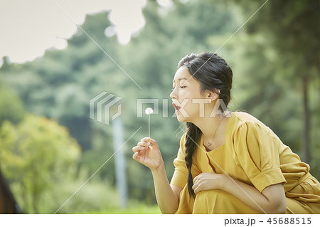 若い女性 韓国人 公園 45688515
