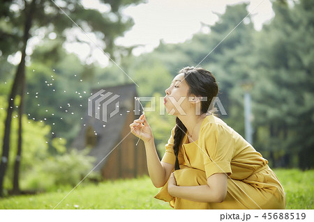 若い女性 韓国人 公園 45688519