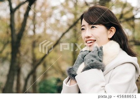 コートを着た日本人女性 冬の公園 45688651