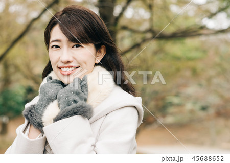 コートを着た日本人女性 冬の公園 コートを着た日本人女性 冬の公園 45688652