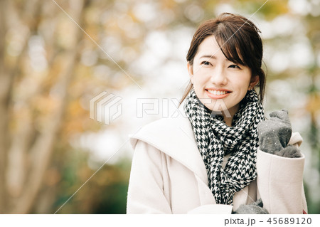 コートを着た日本人女性　冬の公園　笑顔 45689120