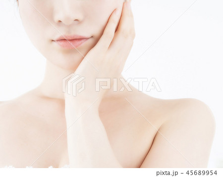 フェイシャルスキンケアを気にする女性 フェイシャルスキンケアを気にする女性 45689954