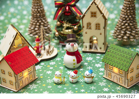クリスマスイメージ　木製　雪だるま　家　ツリー  45690327