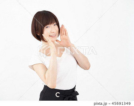 白い背景で声掛けをしながら応援をする女性 45691349