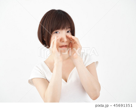 白い背景でささやきかける女性 白い背景でささやきかける女性 45691351