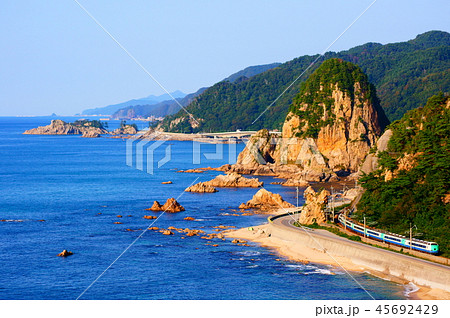 日本海の絶景"笹川流れ"からの俯瞰～485系3000番台・特急いなほ～ 45692429