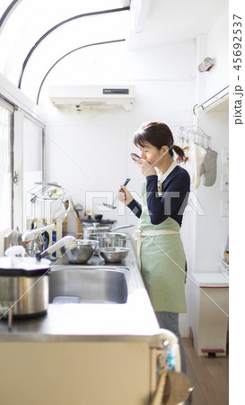 調理の味見をする主婦 調理の味見をする主婦 45692537