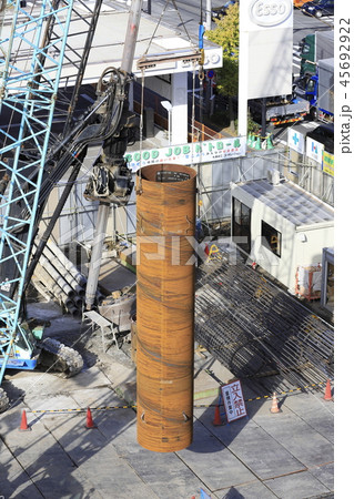 建築現場 基礎工事 ガイドパイプと鉄筋連結作業 建築現場 基礎工事 ガイドパイプと鉄筋連結作業 45692922