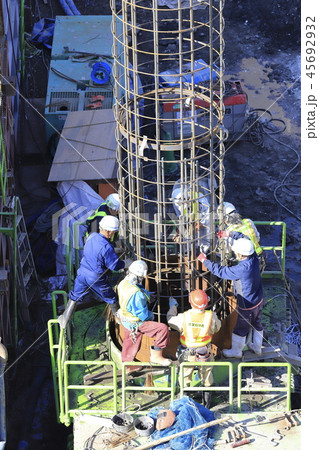 建築現場 基礎工事 ガイドパイプと鉄筋連結作業 建築現場 基礎工事 ガイドパイプと鉄筋連結作業 45692932