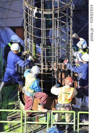 建築現場　基礎工事　ガイドパイプと鉄筋連結作業 45692934