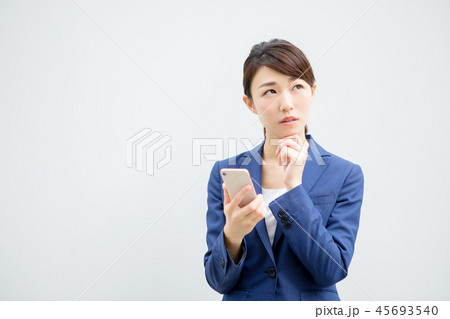 ビジネスウーマン スマホ 考える ビジネスウーマン スマホ 考える 45693540