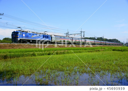 終点上野を目指し田園地帯を走る寝台特急「カシオペア」(EF510形+E26系) 45693939
