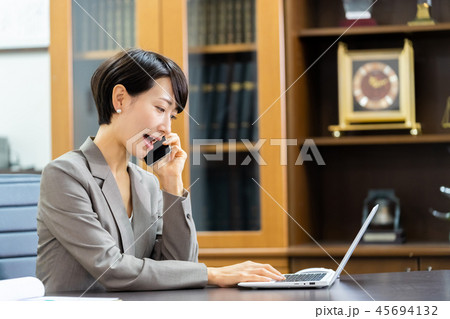 女性社員　個人事務所　司法書士　会計士　 45694132