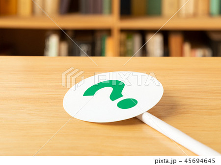 本棚　?　本　書籍　書物　クエスチョンマーク　疑問　質問 45694645