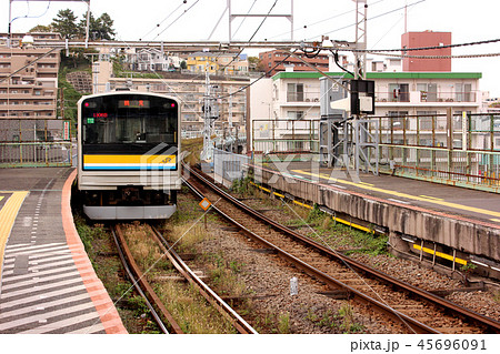 鶴見線国道駅を発車して鶴見駅に向かう上り電車(1) 鶴見線国道駅を発車して鶴見駅に向かう上り電車(1) 45696091