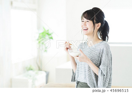女性 ヨーグルト ダイエット リビング 朝食 若い女性 ライフスタイルの写真素材