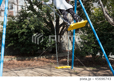 ブランコに乗る女の子 45696743