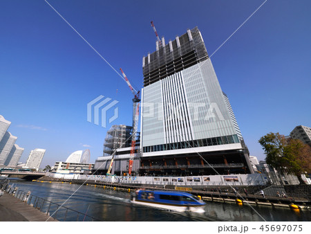 日本の横浜都市景観 クルーズ船や建設中の横浜市役所新庁舎などを望む 日本の横浜都市景観 クルーズ船や建設中の横浜市役所新庁舎などを望む 45697075