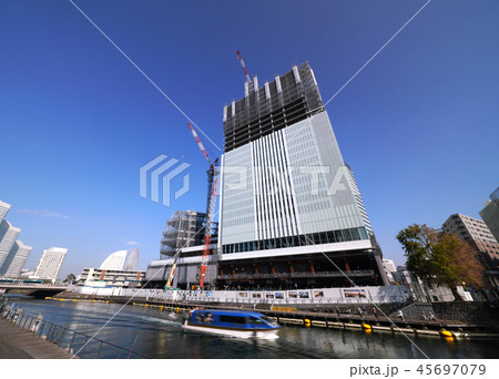 日本の横浜都市景観 クルーズ船や建設中の横浜市役所新庁舎などを望む 日本の横浜都市景観 クルーズ船や建設中の横浜市役所新庁舎などを望む 45697079
