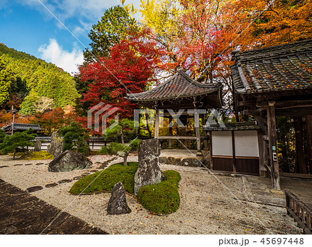 紅葉の長安寺の写真素材