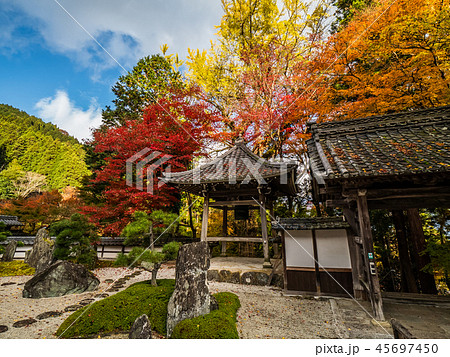 紅葉の長安寺の写真素材