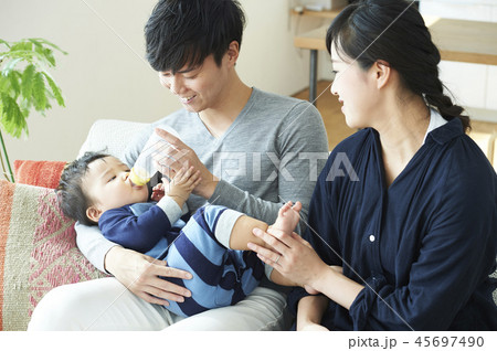 赤ちゃん　育児　授乳 45697490