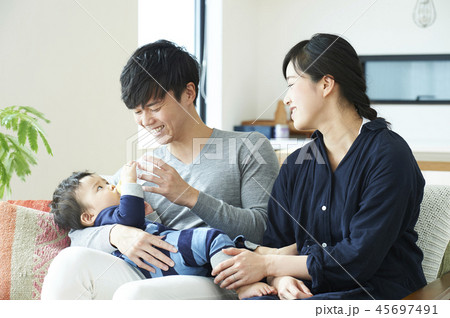 赤ちゃん　育児　授乳 45697491