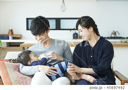 赤ちゃん　育児　授乳 45697492