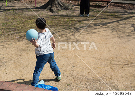 ドッチボールの練習の写真素材