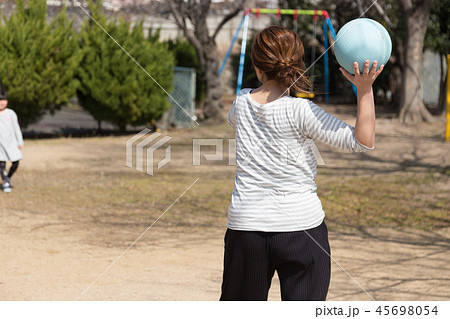 ドッチボールの練習をする親子 45698054