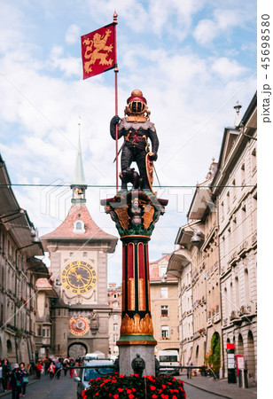 Zahringen Fountain in old town of Bern, Swiss Zahringen Fountain in old town of Bern, Swiss 45698580