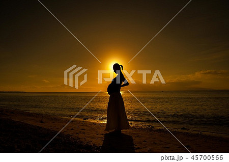 マタニティフォト 夕日シルエット マタニティフォト 夕日シルエット 45700566