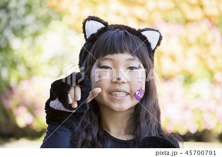 ハロウィンイメージ 黒猫の格好をした小学生女の子の写真素材