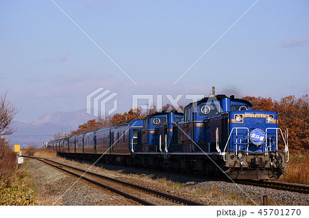 有珠山をバックに札幌を目指す寝台特急「北斗星」 45701270