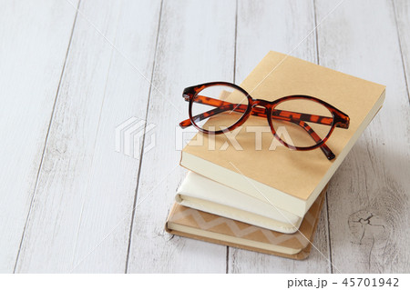 テーブルの上の本とメガネ。読書の秋 テーブルの上の本とメガネ。読書の秋 45701942