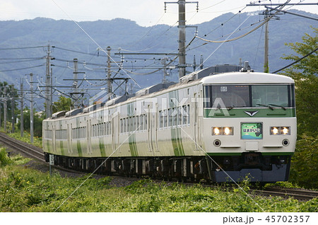 横浜へ向かう特急「はまかいじ」（185系200番台） 45702357