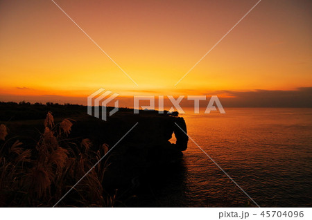 万座毛のサンセット 45704096