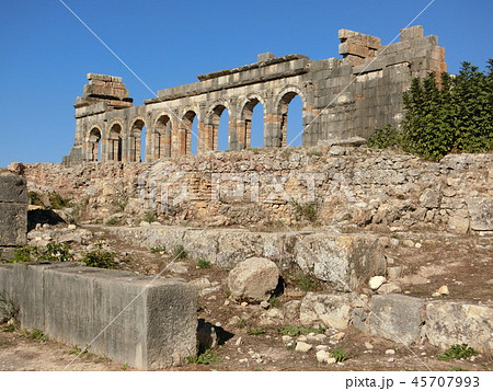 モロッコ　ヴォルヴィリスの古代遺跡全景 45707993