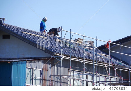 棟瓦の修理 棟瓦を積む 棟瓦の修理 棟瓦を積む 45708834