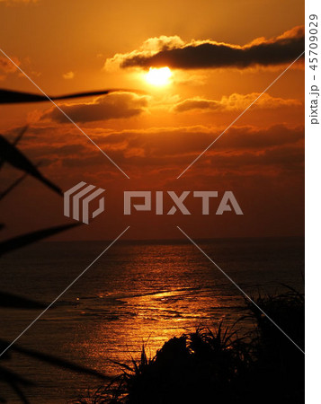 夕日　沖縄　具志川城より　縦位置 45709029