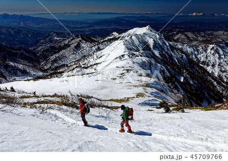 上州武尊山から下山する登山者と剣ヶ峰方面の展望 上州武尊山から下山する登山者と剣ヶ峰方面の展望 45709766
