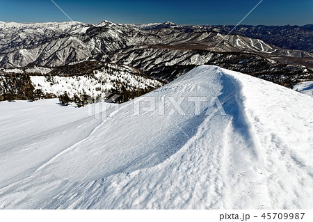 雪の上州武尊山山頂から尾瀬方面の山並み 45709987